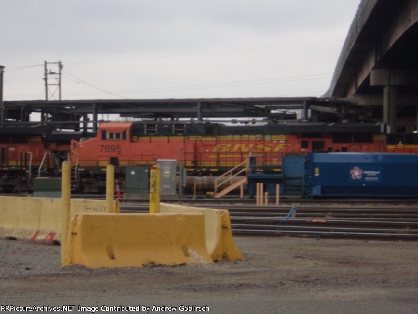 BNSF 7695 (Golden Swoosh)